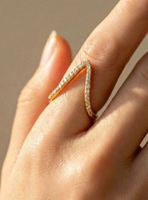 V-shaped diamond ring