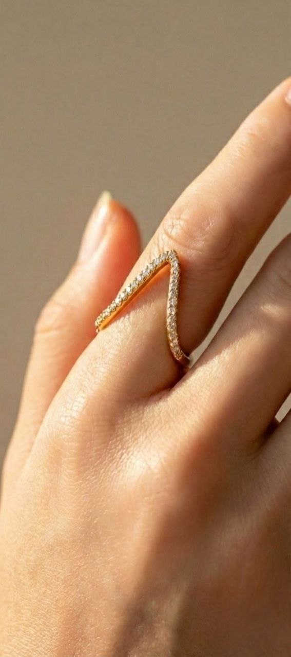 V-shaped diamond ring